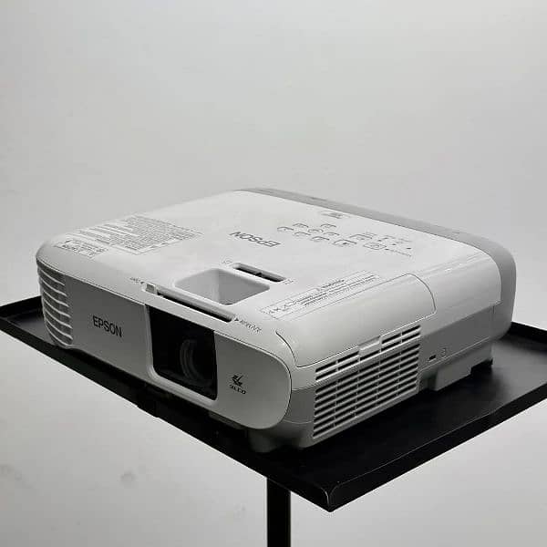 WE HAVE ALL KINDS OF PROJECTORS AVAILBLE IN DUBAI IMPORT 03152965654 9