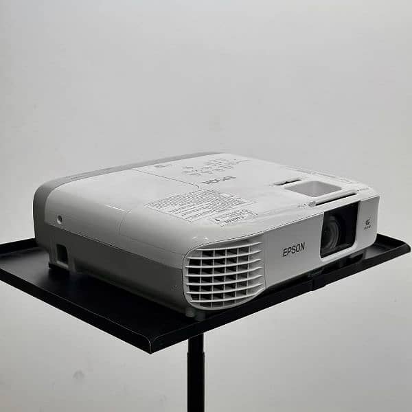 WE HAVE ALL KINDS OF PROJECTORS AVAILBLE IN DUBAI IMPORT 03152965654 10