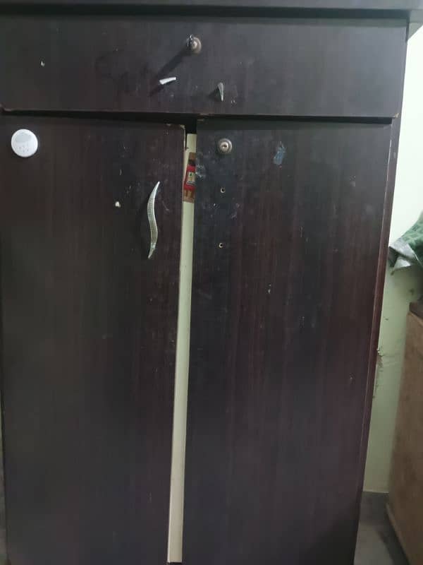 Side board in very good condition 1