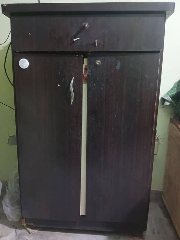 Side board in very good condition 2