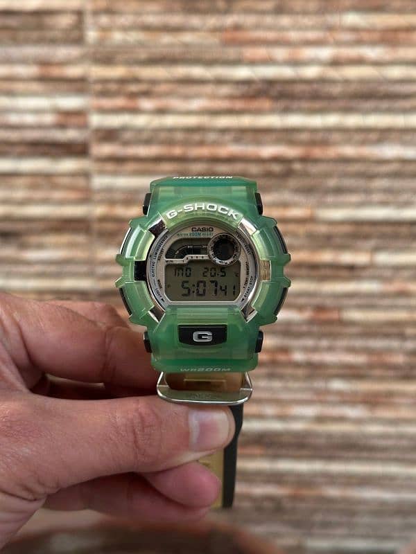 Casio G-Shock DW-9500 with 2 original straps. 1