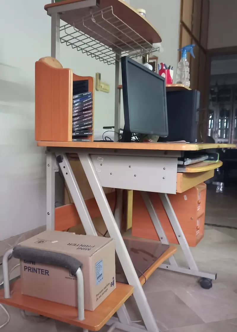 Foldable Computer Table 1