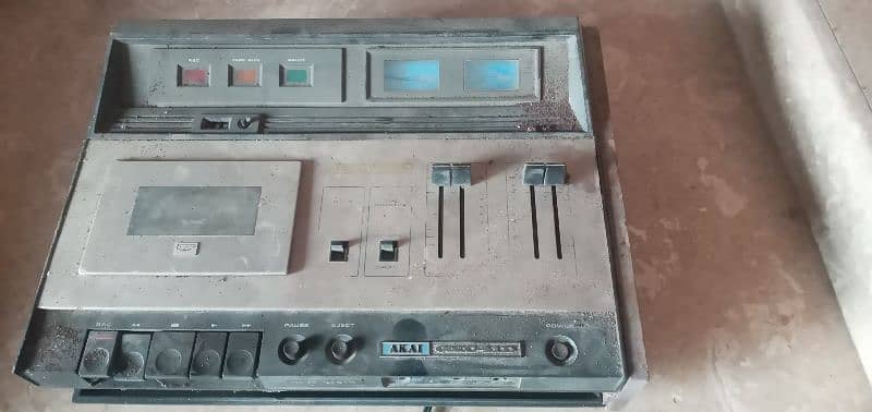 AKAI caset player with amplifier antique piece 4