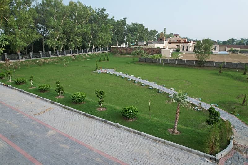 8 Kanal Plot Form In AlCazar Farms Is Best Option 2