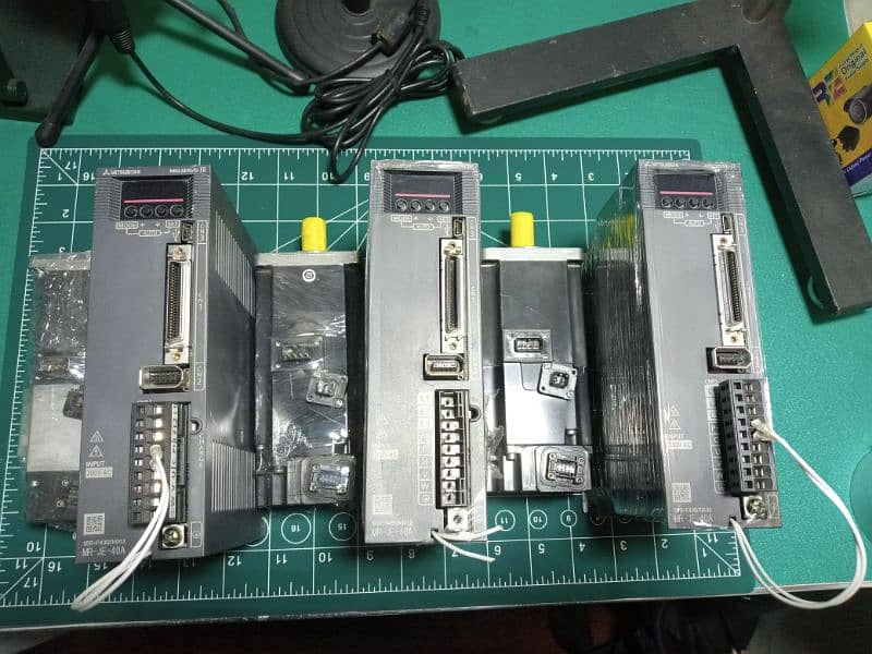 Mitsubishi MR-JE-40A AC Motor Drive /Ac Servo Motor Drive MR-J2S-40A 1