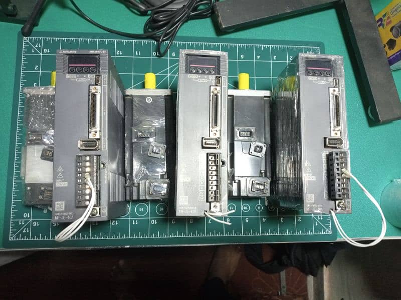 Mitsubishi MR-JE-40A AC Motor Drive /Ac Servo Motor Drive MR-J2S-40A 2