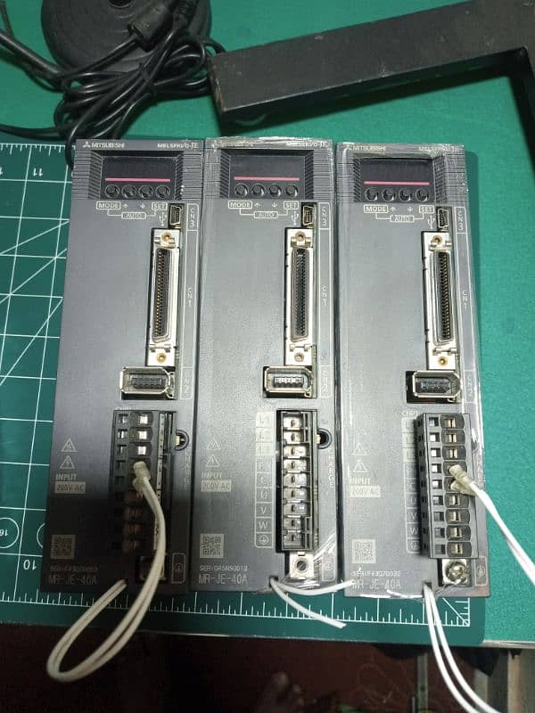 Mitsubishi MR-JE-40A AC Motor Drive /Ac Servo Motor Drive MR-J2S-40A 5