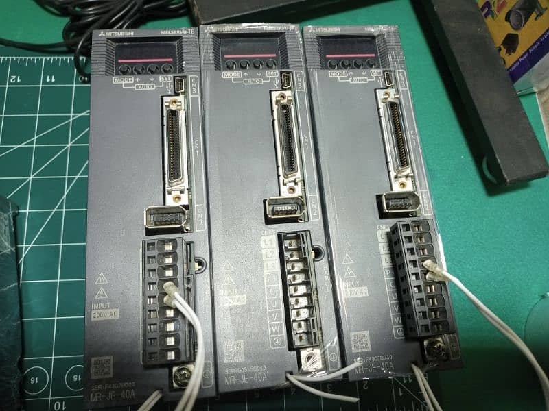 Mitsubishi MR-JE-40A AC Motor Drive /Ac Servo Motor Drive MR-J2S-40A 8