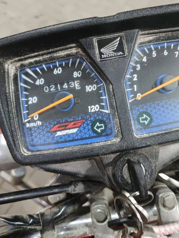 honda125.2200km drive new condition koi sacrech nahin(03121721396) 3