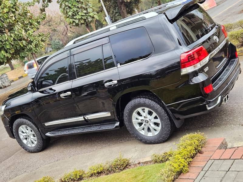 Rent A Car Fortuner Vigo V8 Revo Bullet Proof Cars on Rent in Lahore 9