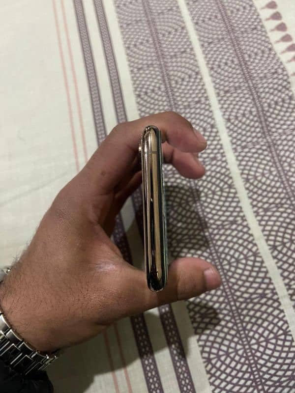 IPhone XS Golden 6