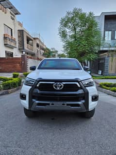 Car Rental Bullet Proof Car V8 Revo Vigo Fortuner Rent A Car in Lahore