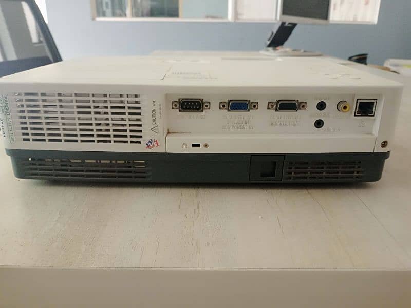 The Sanyo PLC-XU116 Projector VGa is a XGA Projector. (AMERICAN) 1