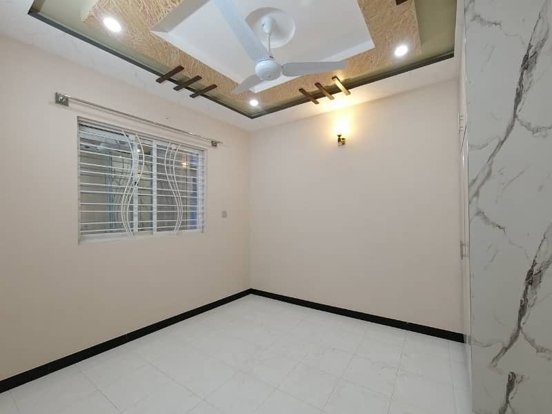 On Excellent Location House Of 5 Marla Available In Afshan Colony 17