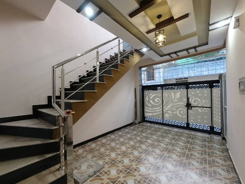 On Excellent Location House Of 5 Marla Available In Afshan Colony 22