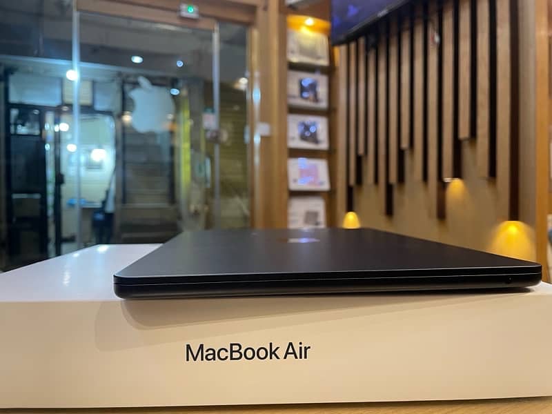 Mac book air (2022) 8gb ram ,256 gb storage with box and warranty till 1