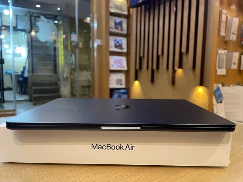 Mac book air (2022) 8gb ram ,256 gb storage with box and warranty till 2