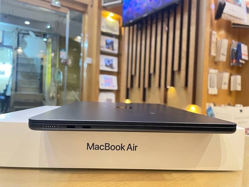 Mac book air (2022) 8gb ram ,256 gb storage with box and warranty till 3