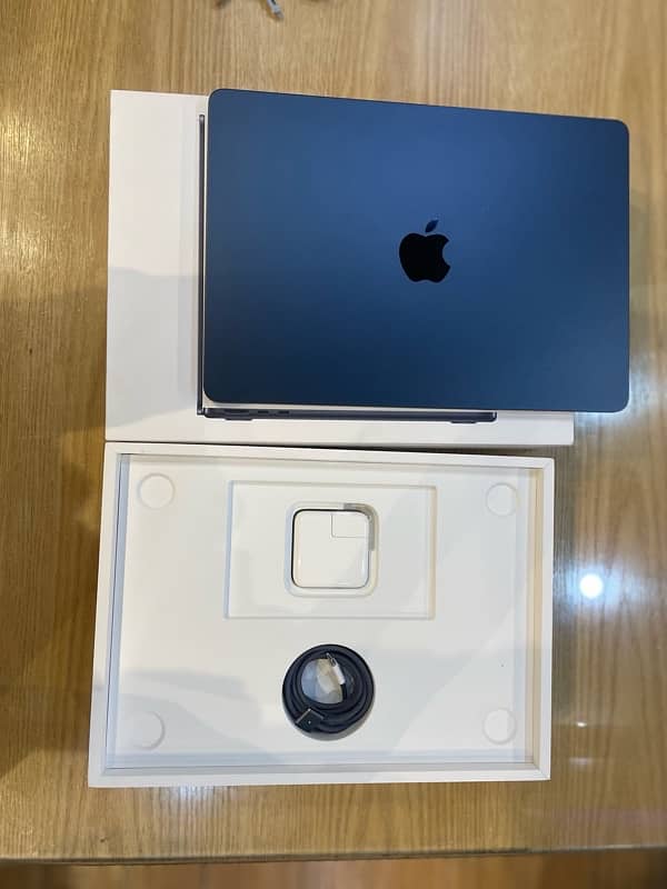 Mac book air (2022) 8gb ram ,256 gb storage with box and warranty till 8