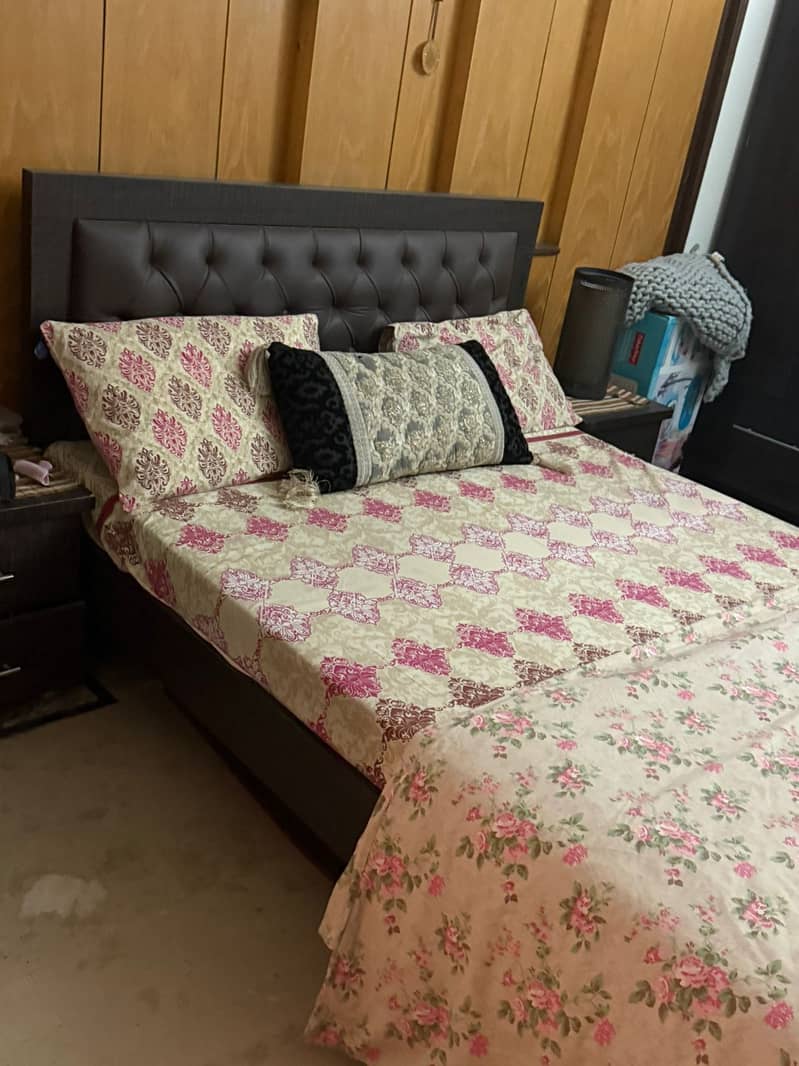 Double size bed available with mattress With Side Tables 0