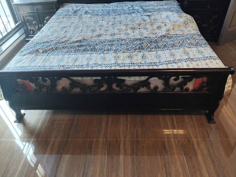 wooden bed without mattress, 2x sidetables, a mirror table 3