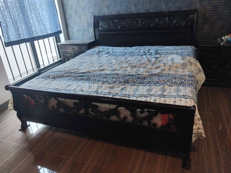 wooden bed without mattress, 2x sidetables, a mirror table 4