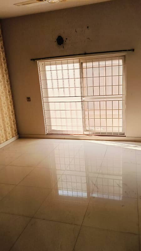 10 Marla Used House For Sale in Bahria Town Lahore 0