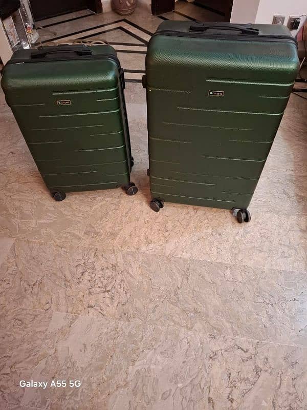 2 Luggage Bags of Fibreglass good quality, 360° Wheels 0