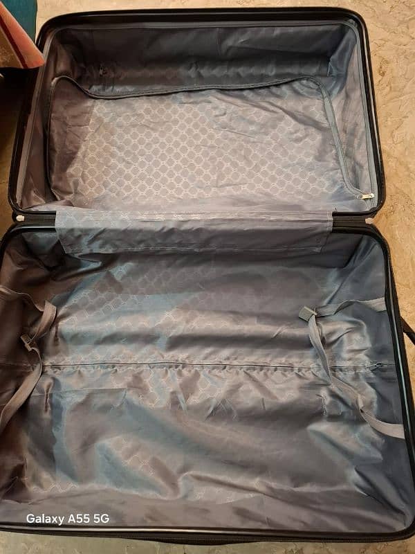 2 Luggage Bags of Fibreglass good quality, 360° Wheels 3