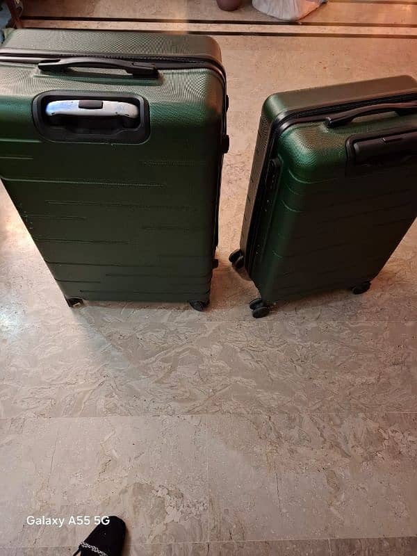 2 Luggage Bags of Fibreglass good quality, 360° Wheels 5