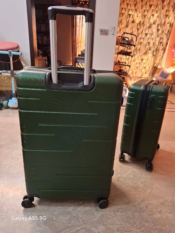 2 Luggage Bags of Fibreglass good quality, 360° Wheels 6