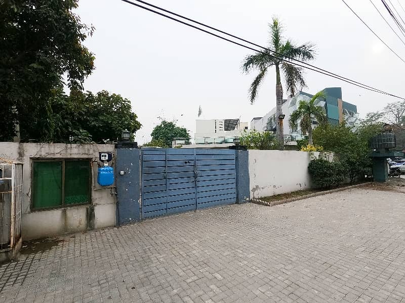 Prime Location 2 Kanal House In Central Johar Town For sale 8