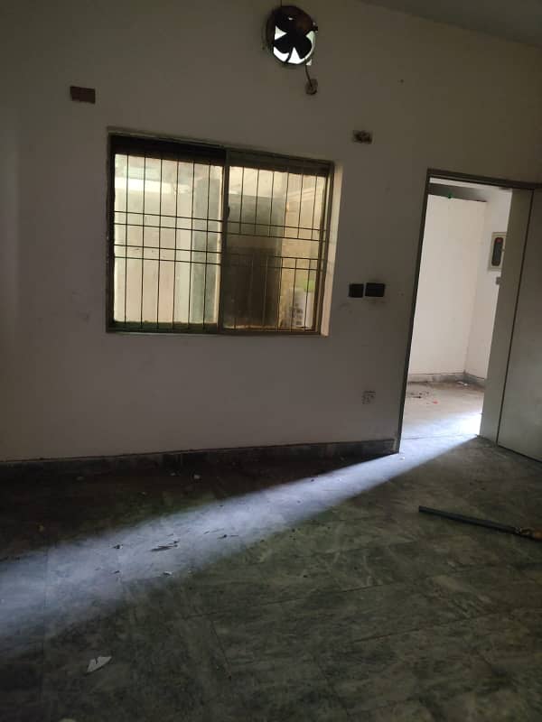 Upper portion of 5 marla available in model town link road 0