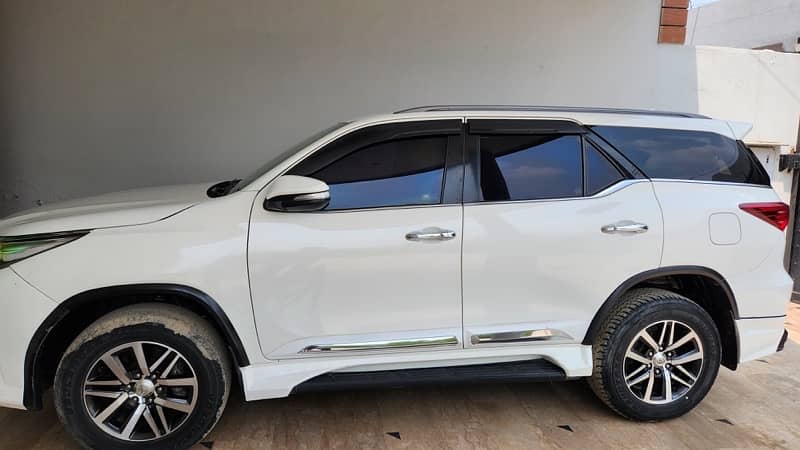 Toyota Fortuner V 2017 11