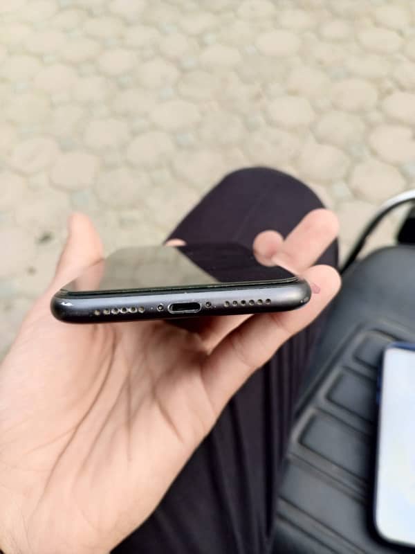 Iphone 11 Non PTA (128GB) 2