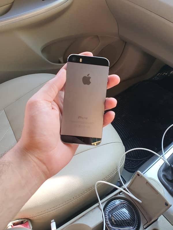 Iphone 5s non pta Dubai piece 1