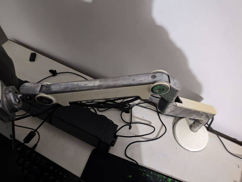 Humanscale Hydraulic Monitor Arm 1