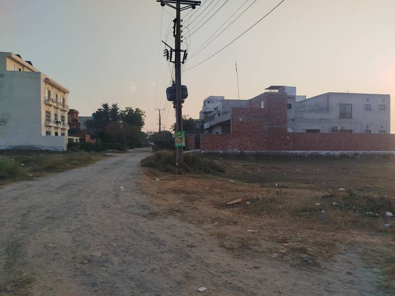 Good opportunity 9 Marla Plot In Mohafiz Town Phase 2 near DHA Rahber and Valencia town lahore 5