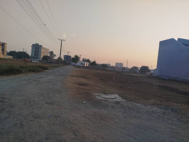 Good opportunity 9 Marla Plot In Mohafiz Town Phase 2 near DHA Rahber and Valencia town lahore 7