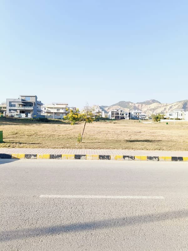 MPCHS B17 E Block Main Road Ideal Location Kanal Plot 4