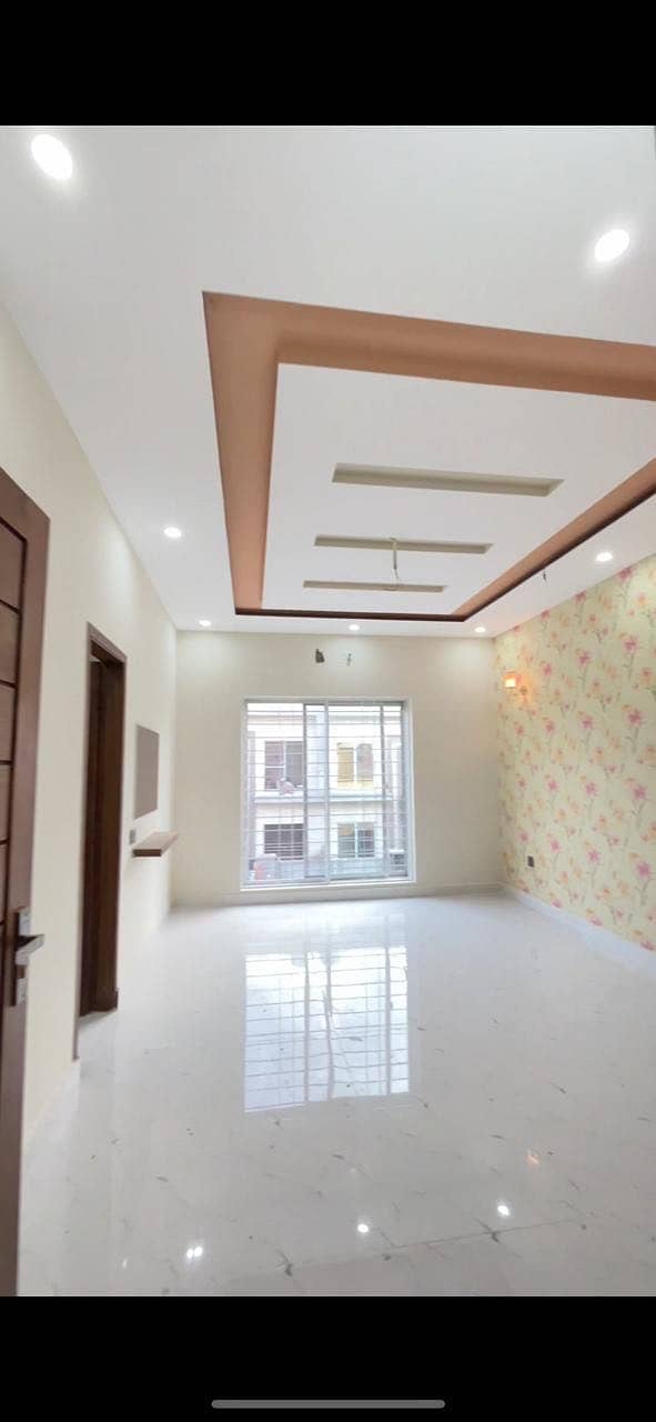 10 MARLA BEAUTIFUL BRAND NEW ON A GOOD LOCATION HOUSE IS AVAILABLE FOR SALE IN NASHEMAN E IQBAL PHASE 2 LAHORE 18