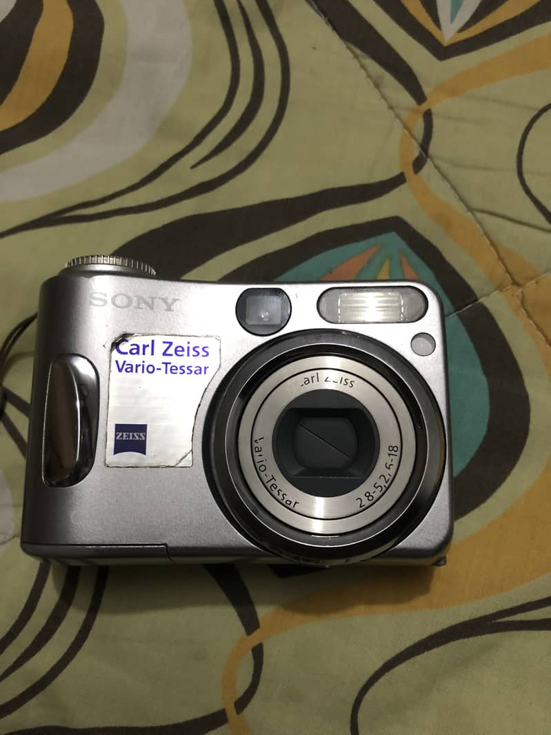 Sony Digital Camera, Carl Zeiss Vario-Tessar, 4.1 megapixel,DSC-S60 3