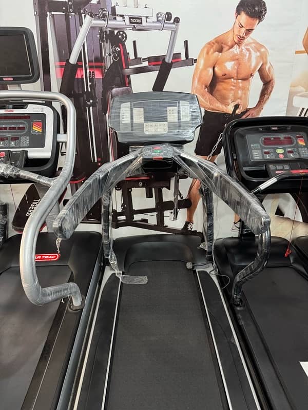 Life Fitness 95T | Butt Fitness Comercial Gym Treadmils 5