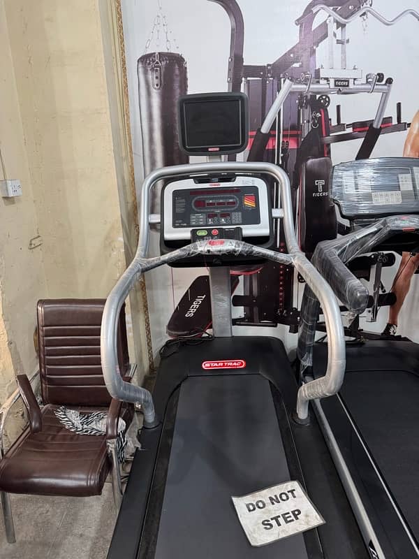 Life Fitness 95T | Butt Fitness Comercial Gym Treadmils 10