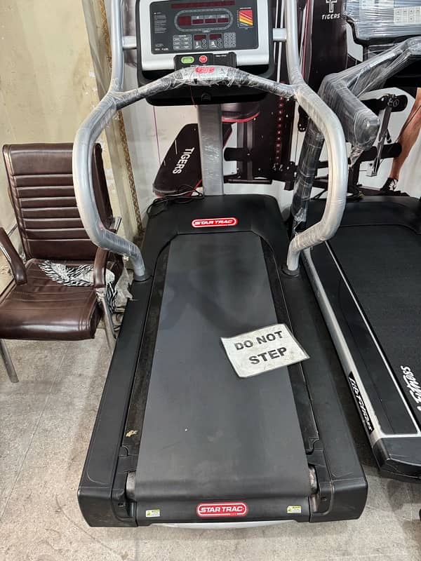 Life Fitness 95T | Butt Fitness Comercial Gym Treadmils 11