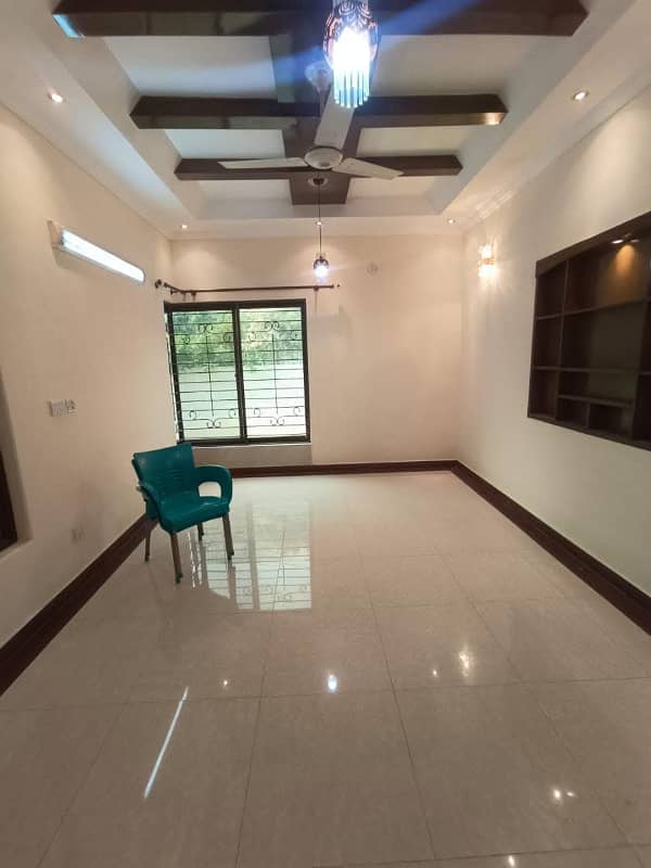 12 MARLA DOUBLE STORY HOUSE FOR RENT AT THE PRIME LOCATION OF JOHAR TOWN ALSO AVAILABLE FOR SILENT OFFICE. 4