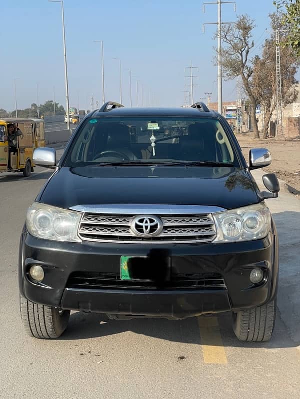 Toyota Fortuner 2011 0