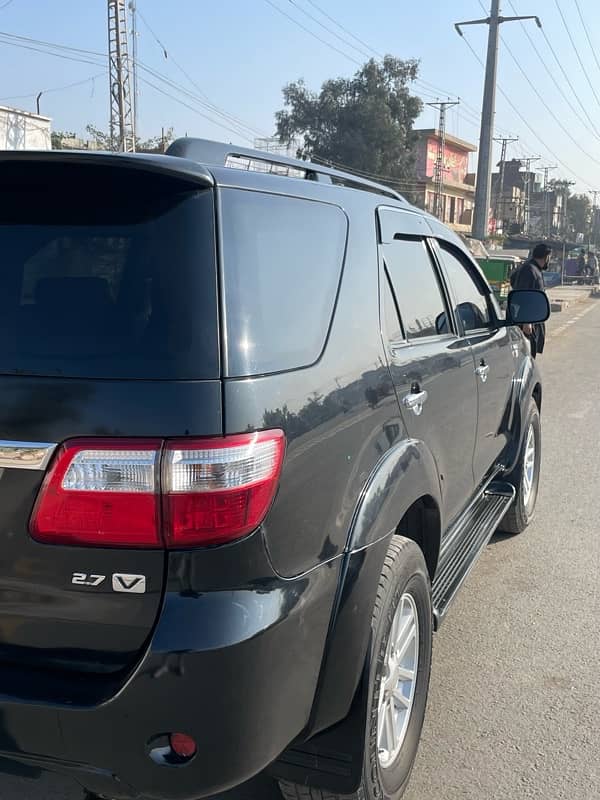 Toyota Fortuner 2011 6