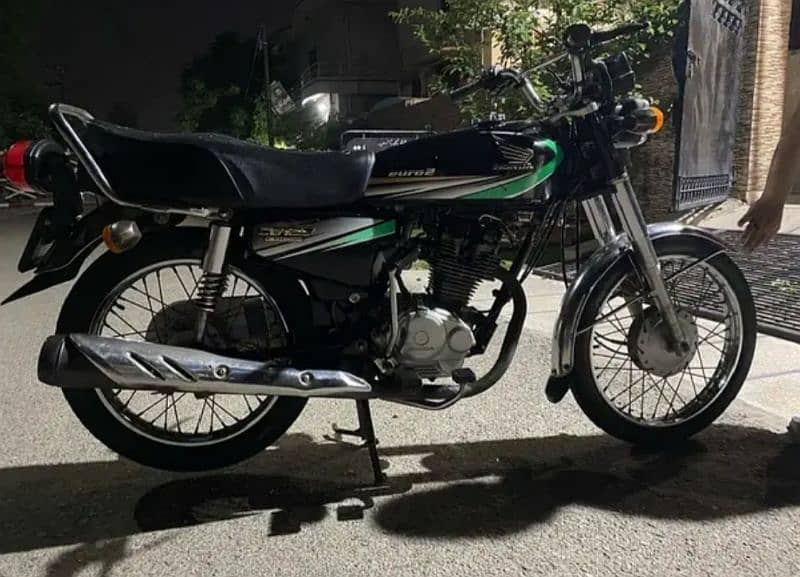 Honda CG 125 Black colour Lahore number for Sale 1