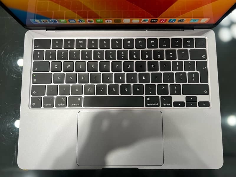 Macbook Air 13.6inch M2 Chip 8/256GB 15 Cycles used 4